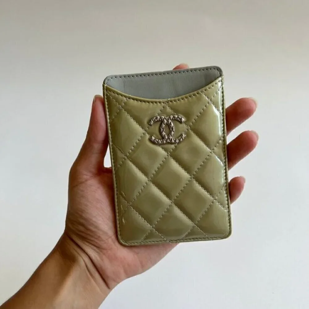 CHANEL PATENT LEATHER QUILTED CC INTERLOCKING LOGO CARD HOLDER